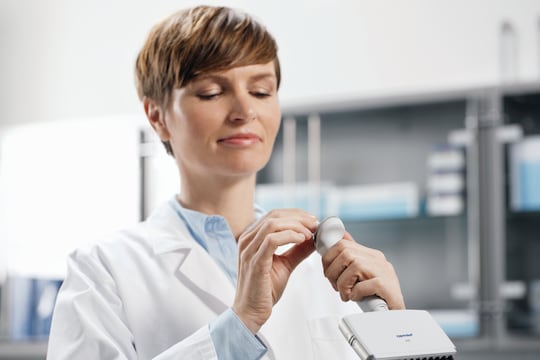 Laboratory technician with Eppendorf Reference_REG_ 2 mechanical pipette in the lab