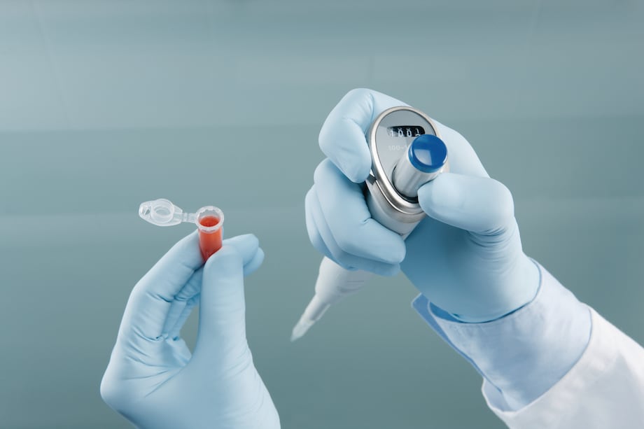 Eppendorf Reference® 2 mechanical pipette in use with a tube Eppendorf Reference_REG_ 2 mechanical pipette in use with a tube