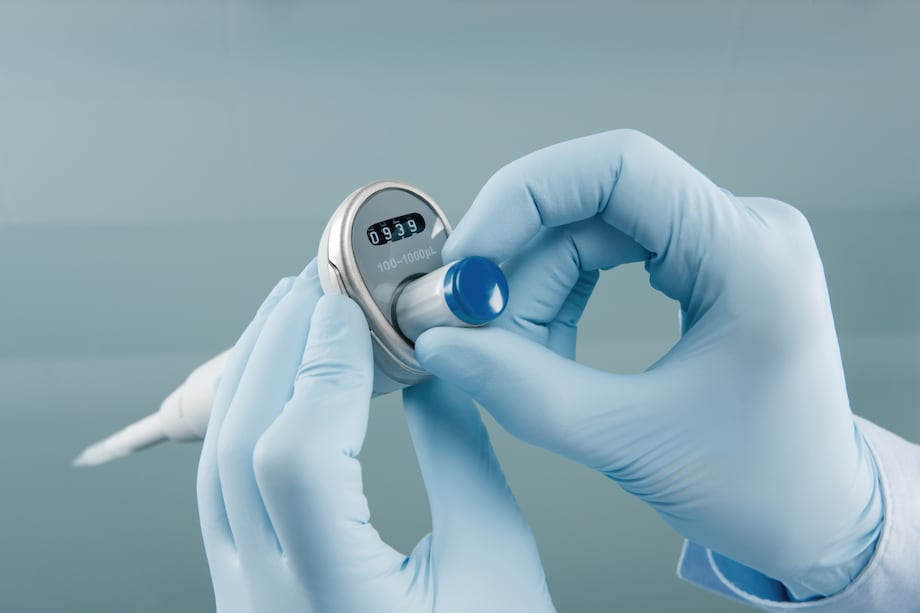 Changing volume settings on the precise Eppendorf Reference_REG_ 2 pipette is quick and easy