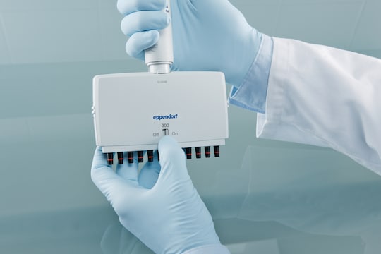 On/Off switch to deactivate spring-loaded tip cones on Eppendorf Reference 2 multi-channel lower part