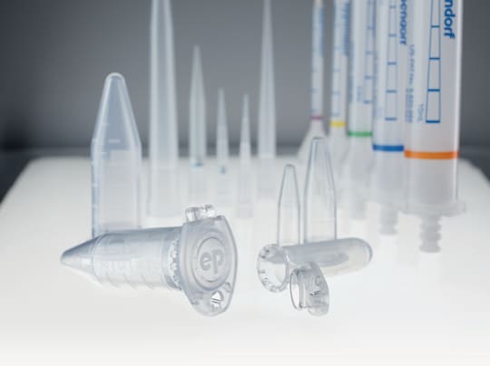 epT.I.P.S.® LoRetention and ep Dualfilter T.I.P.S.® LoRetention pipette tips alongside microtubes and combitips