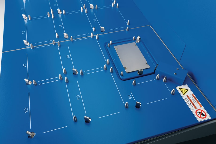 sideview 5075t, thermal module, no accessories, empty deck An integrated on deck thermal module enables incubation steps on liquid handling robots