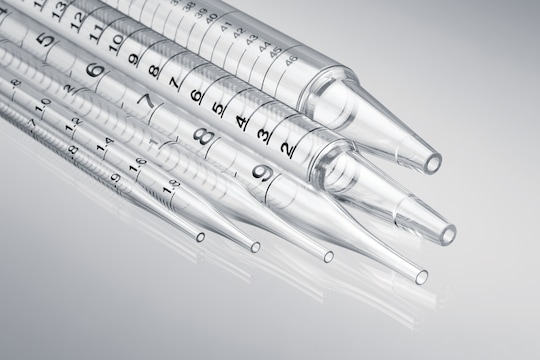 Color coded serological pipettes, outlet opening