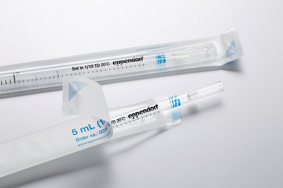 Two 5 mL serological pipettes, open packaging Two 5 mL serological pipettes, open packaging