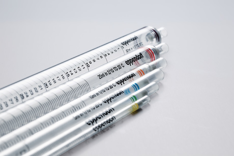 Color coded serological pipettes, view 1 Color coded serological pipettes, view 1
