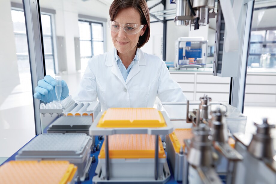 Setup of Reservoir Rack NGS with the reagents needed for NGS library prep, with safety goggles Labtech preparing Reservoir Rack NGS with the reagents needed for NGS library prep in epMotion liquid handling robot