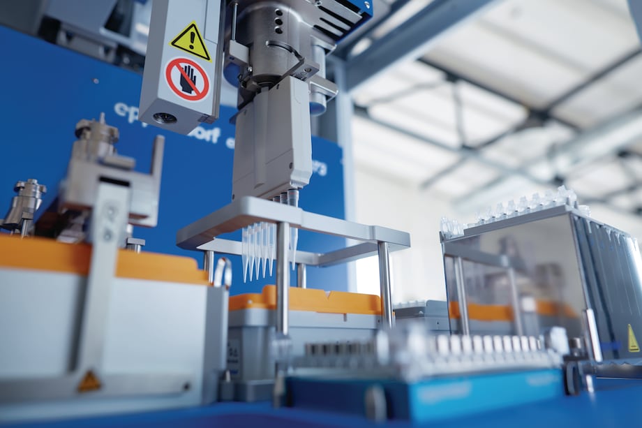 The Gripper Tower and TipHolder 73 in focus A tip holder with two tipracks and the gripper tower offer more space for tips in epMotion liquid handler