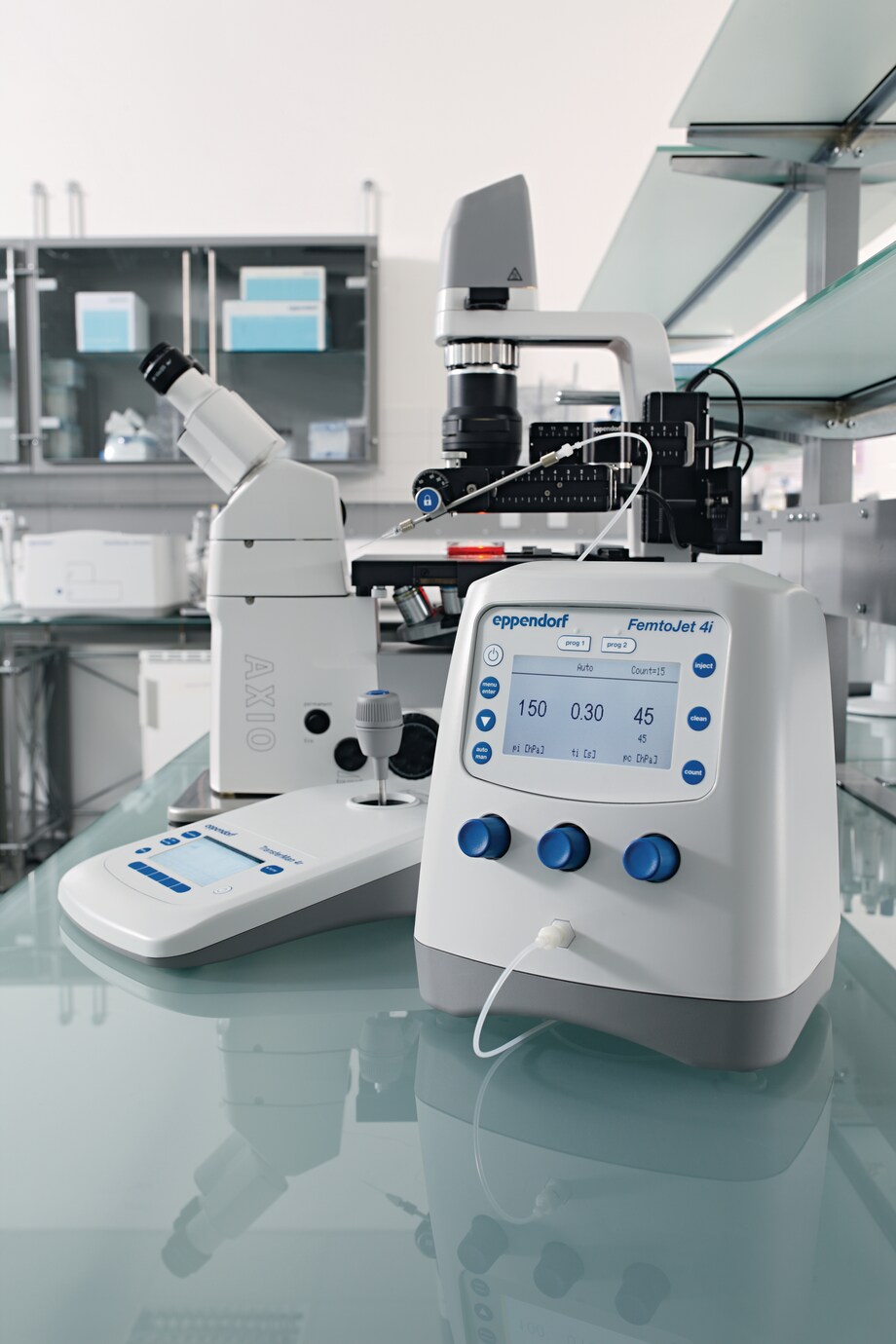 Team Player - The FemtoJet 4i/x can be connected to the TransferMan 4r and InjectMan 4 for semi-automated microinjection (e.g., for CRISPR injections) Team Player - The FemtoJet 4i/x can be connected to the TransferMan 4r and InjectMan 4 for semi-automated microinjection (e.g., for CRISPR injections)