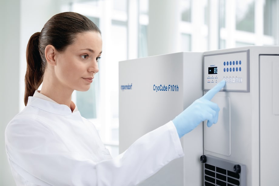 Eppendorf CryoCube F101h ULT freezer: Change of settings Eppendorf CryoCube_REG_ F101h ULT freezer with person changing the display settings