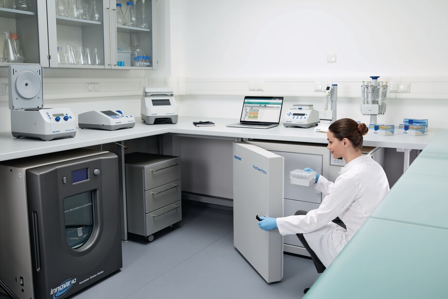 Eppendorf CryoCube F101h ULT freezer: -80°C below the bench Eppendof CryoCube_REG_ F101h ULT freezer with technician opening the freezer