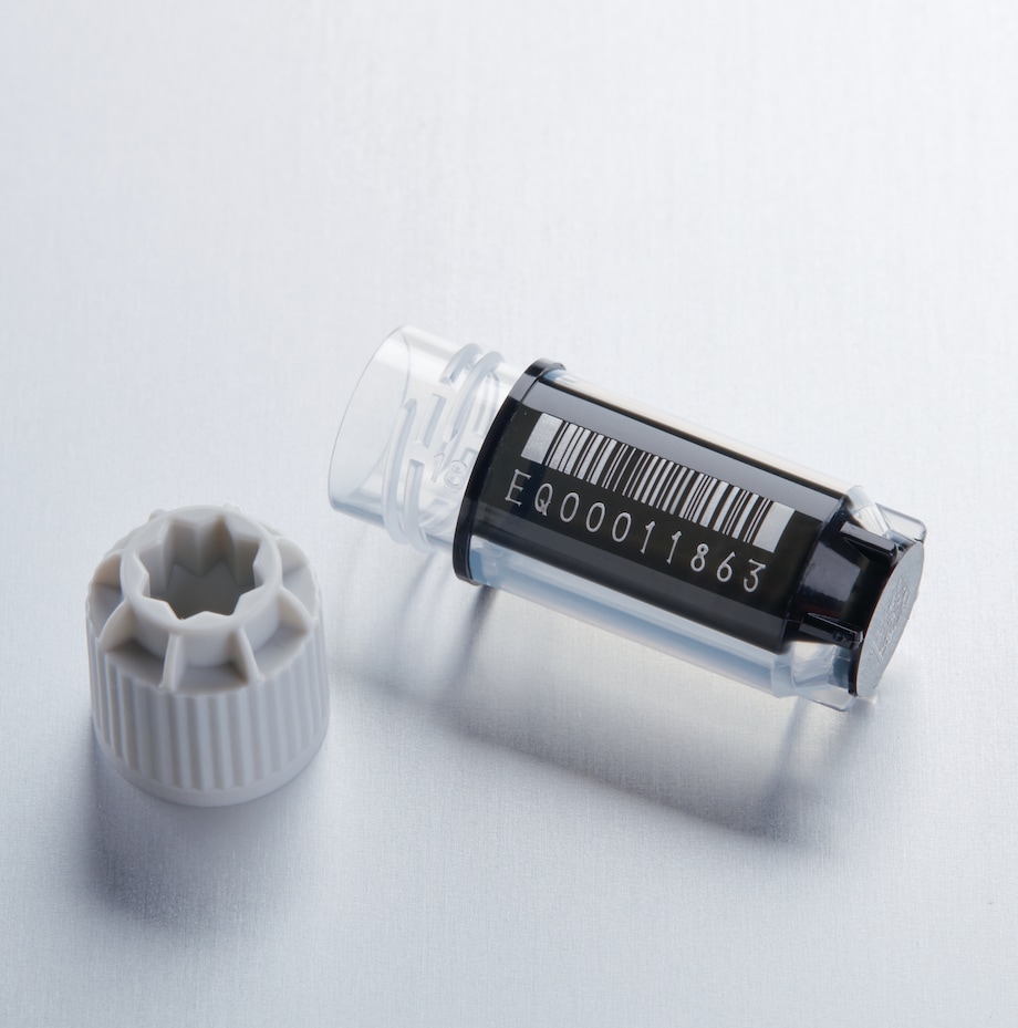 Eppendorf CryoStorage Vial with SafeCode: Vial with lid Barcoded Eppendorf CryoStorage Vial 1.5 mL lying on the bench, no cap