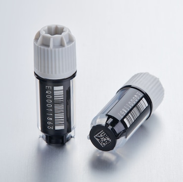 Barcoded Eppendorf CryoStorage Vial 1.5 mL für die langfristige Lagerung im Ultratiefkühlgerät mit zwei auf dem Labortisch stehenden/liegenden Gefäßen