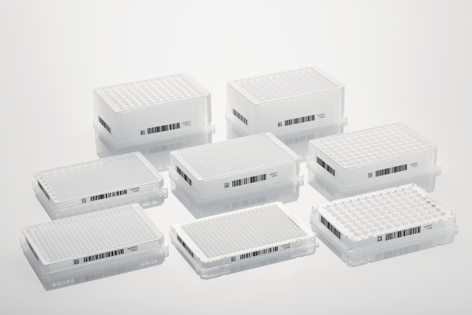 Eppendorf SafeCode plates at bench Different plates with Eppendorf SafeCode barcode label to ensure safe sample identification, being on bench