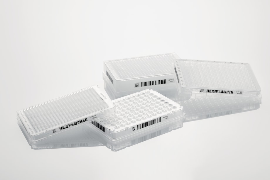 Eppendorf SafeCode plates at bench Different plates with Eppendorf SafeCode barcode label to ensure safe sample identification, being on bench