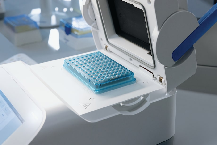 Mastercycler X40 Academia lab - detail open lid with plate Full-skirted twin.tec trace PCR plat ein thermal block of Mastercycler X40