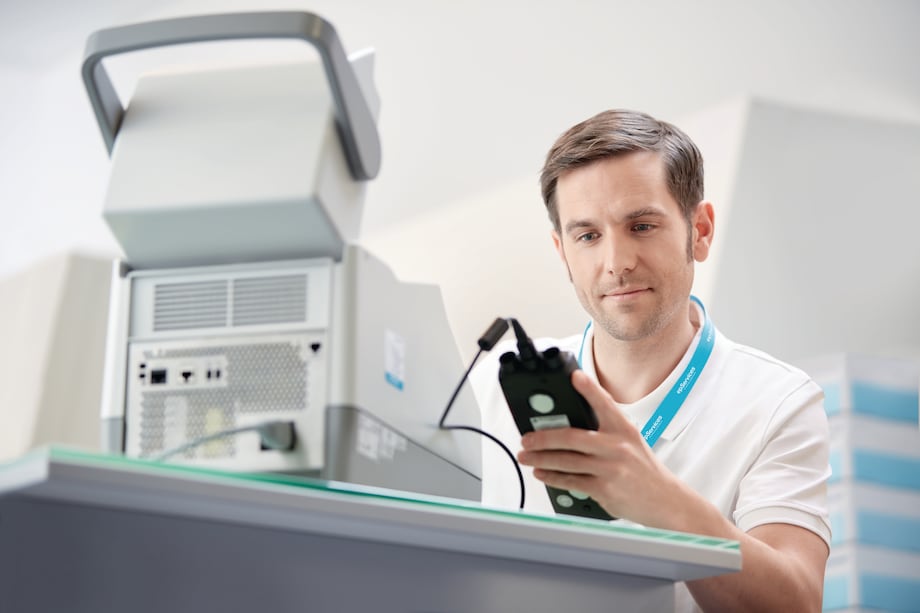 Image – Mastercycler® Man in lab testing Mastercycler®