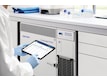 Un científico busca una muestra específica en el software de gestión de muestras mientras está sentado frente al ultracongelador Eppendorf CryoCube<sup>&reg;</sup> F101h ULT