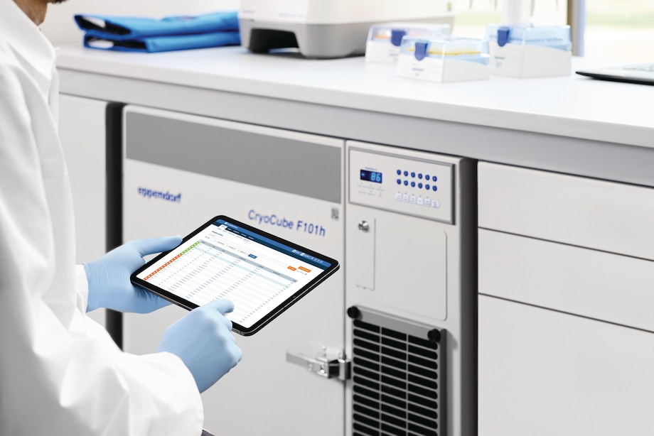 Eppendorf CryoCube F101h ULT freezer: Digital sample management Scientist looking for specific sample in sample management software while sitting in front of Eppendorf CryoCube® F101h ULT freezer