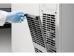 Wissenschaftler öffnet das Filterfach des Eppendorf CryoCube<sup>&reg;</sup> F101h ULT-Ultratiefkühlgeräts