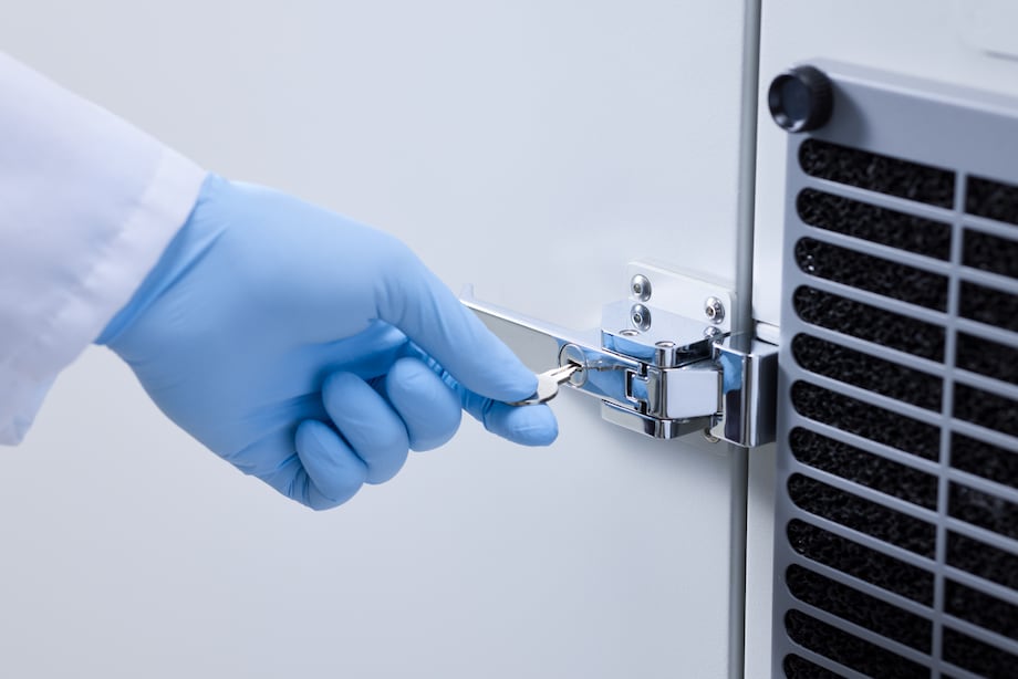 Eppendorf CryoCube F101h ULT freezer: Door handle with key Eppendorf CryoCube® F101h ULT freezer with lockable door