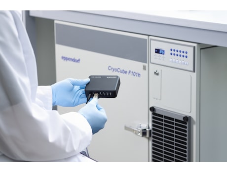 Scientist connects Eppendorf CryoCube<sup>&reg;</sup> F101h ULT-Ultratiefkühlgerät mit Datenübertragungsbox