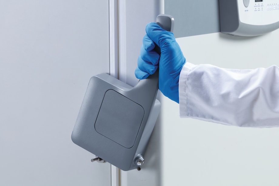 Eppendorf ULT freezer CryoCube®_F740hi with ergonomic door handle