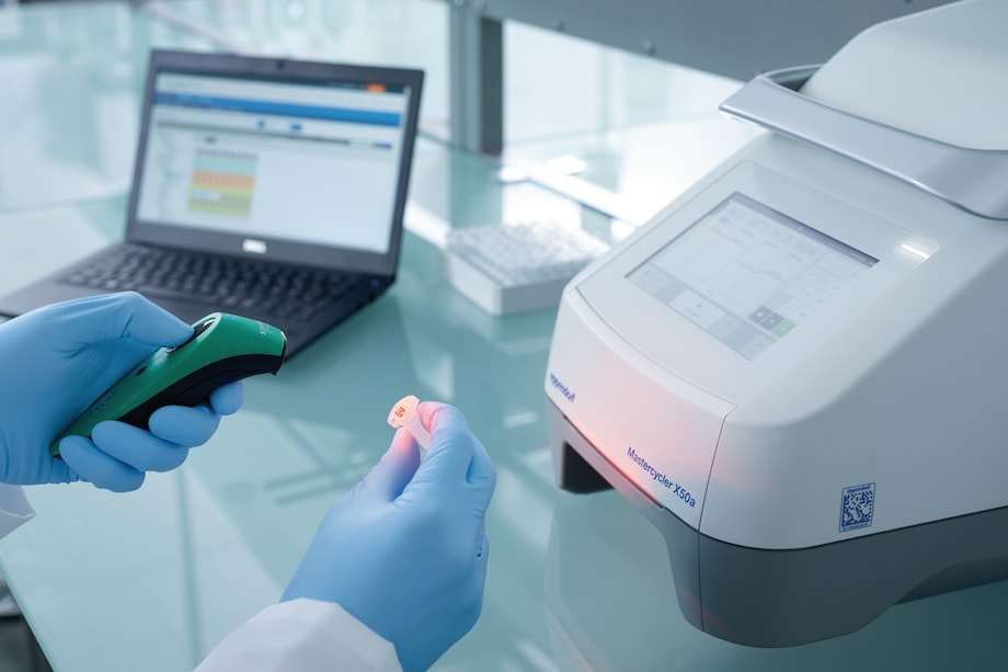 Eppendorf tube with SafeCode ID Person in the lab scanning a barcoded tube with a handheld scanner for documentation purposes