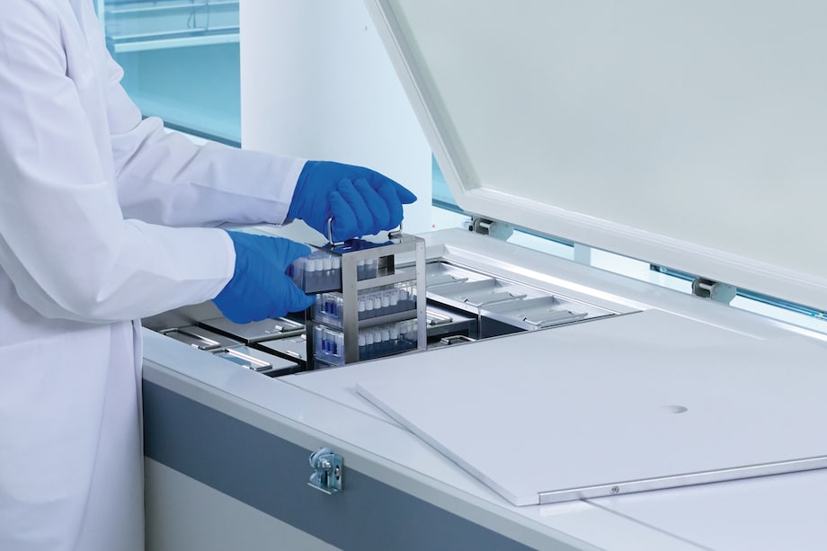 Eppendorf CryoCube FC660h ULT freezer: Removal of tower rack Eppendorf CryoCube® FC660h Ultralow temperature chest freezer (ULT) for longterm storage of sample, pulling out tower racks for freezer boxes