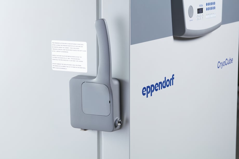 Eppendorf CryoCube ULT freezer: Door handle Eppendorf CryoCube® ULT freezer with ergonomic door handle for easy opening of freezer