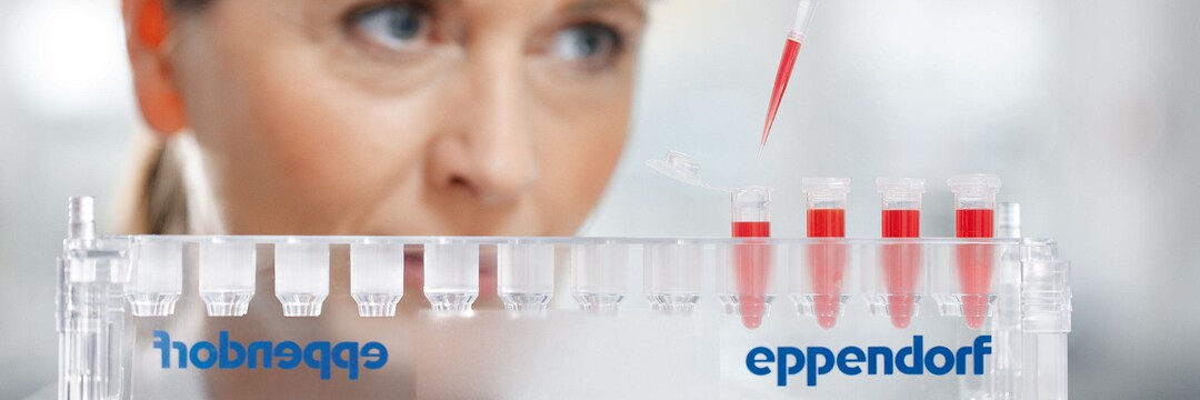 epDualfilter T.I.P.S. SealMax Close-up of a woman pipetting red liquid into a rack of tubes