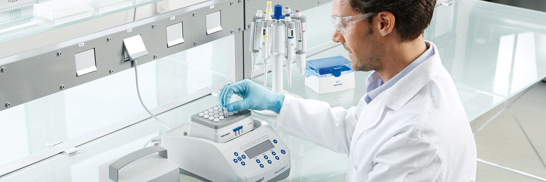 ThermoMixer C Smartblock Tubes 1,5mL, ThermoTop, Smartblock PCR, Smartblock Tubes 0,5mL Laboratory assistant equips an Eppendorf ThermoMixer C with SmartBlock with tubes