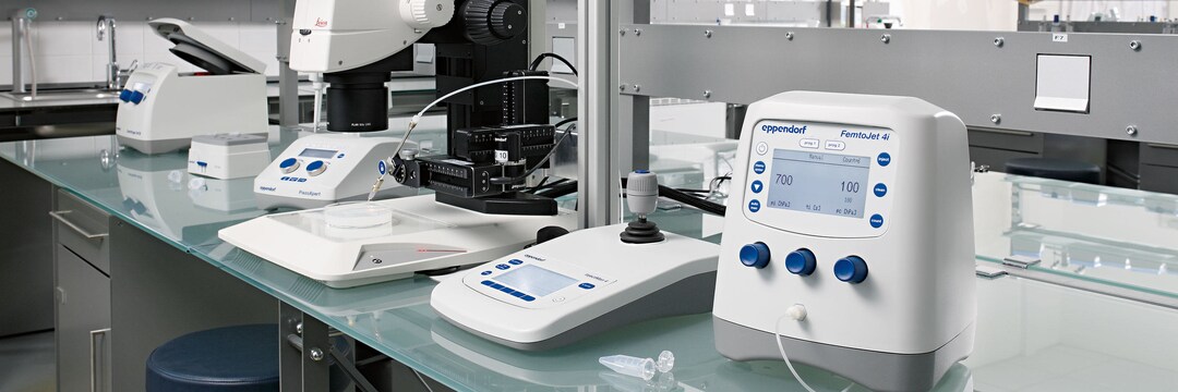 workstation with FemtoJet 4i lab_fish-embryo-injection-Leica Workstation for injection into fish embryos on a lab bench showing InjectMan 4 and FemtoJet 4 next to Leica stereo microscope