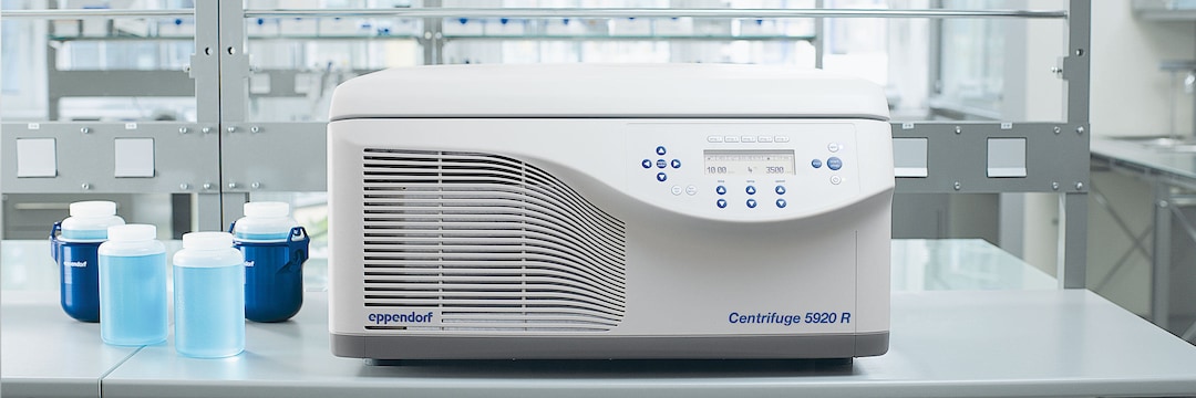 Centrifuge 5920 R lab scene12, 1L bottle Front view of Eppendorf Centrifuge 5920 R on a laboratory bench and four 1-litre bottles next to it, 2 of which are in buckets