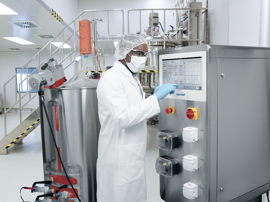 BioFlo 720 controller and SUB, man using touchscreen, industry