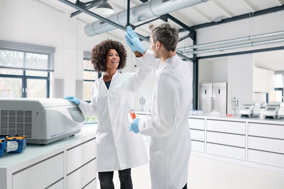 Centrifuge 5910 Ri key visual, lab scene